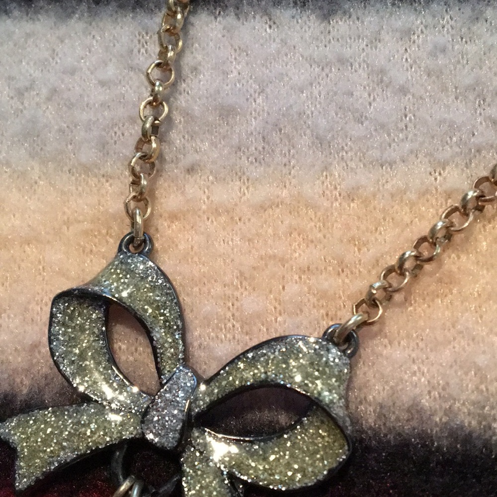 ❄️TRADED❄️ 🎀BETSY JOHNSON🎀 bow & heart necklace - Picture 5 of 13